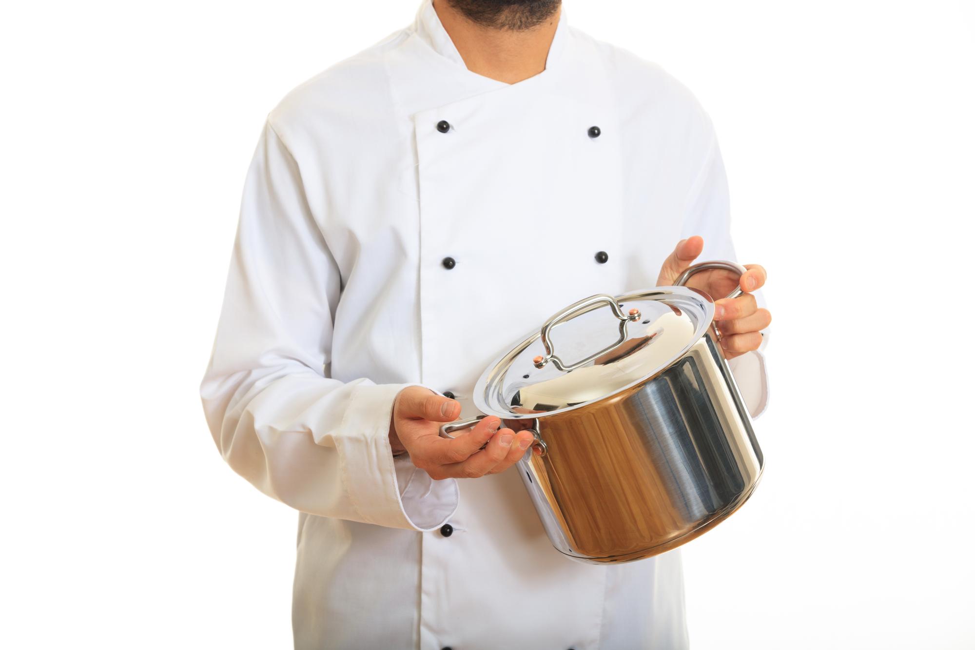 Chef che cucina in uno studio moderno